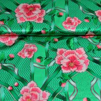Exclusieve zijde satijn stretch italiaanse designerstof  groen bloemen
