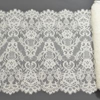 Bruidsband / randgarnering  schulprand 43cm hoog franse kant
