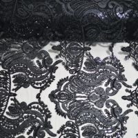 Pailletten bewerkt op zwarte stretch tule barok style patroon