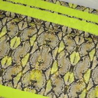 panel katoen voile slangen print met neon geel 0.85mtr x1.40 mtr