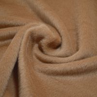 Alpaca suri mantel stof licht camel kleur