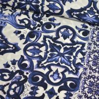 exclusieve viscose crepe blauw white off barok print exclusieve designerstof (deadstock)