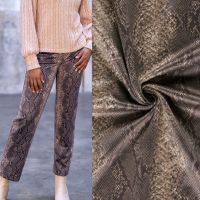 Suede Stretch scuba met slangen print motief