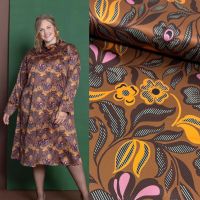 Satijn stretch bloemen print caramel bruin A la Ville / knipmode