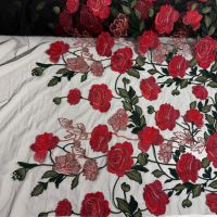 Exclusieve tule met geborduurde border rand rozen designerstof