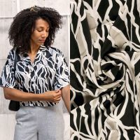 satijn met abstract zwart beige