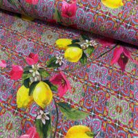 mouseline /hydrofile viscose exclusieve designer stof fuchsia met bloemen en citroen