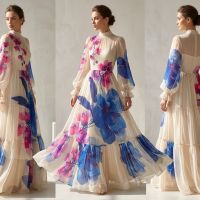Voile / georgette met grote bloemen print kleur ecru kobalt fuchsia
