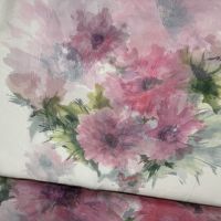 Voile / georgette met grote bloemen print kleur ecru roze groen